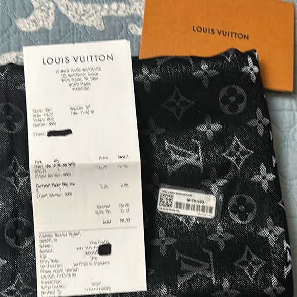 Louis Vuitton shawls used only for photo shoots - Picture 3 of 8
